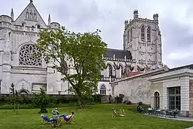 Cathédrale vue des jardins.