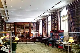 Le côté droit de la salle de la bibliothèque.