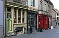 Devantures colorées, rue du Huitième-de-Ligne à Saint-Omer (France).