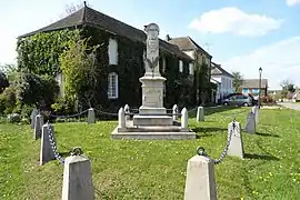 Monument aux morts de Marchefroy.