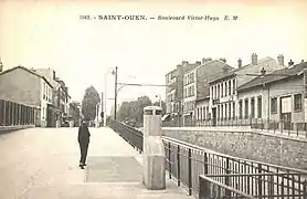 Pont ferroviaire passant au-dessus de la voie.