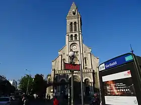 Une des bouches d'accès etl'église Notre-Dame-du-Rosaire.