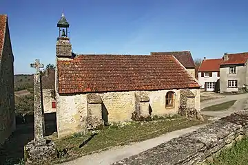 Chapelle et croix en pierre de Fontette.