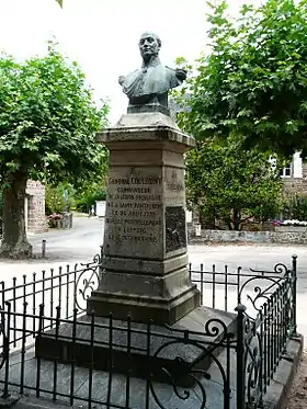 Monument au général Couloumy à Saint-Pantaléon-de-Larche.