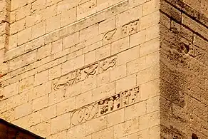 Sculptures romanes et marques de tâcheron sur le transept de la cathédrale Notre-Dame de Saint-Paul-Trois-Châteaux