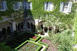 Galerie ouest du cloître vue de l'étage.