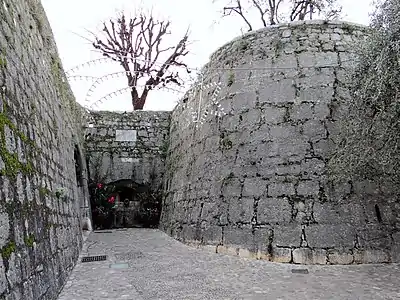 Embrasure d'une batterie casematée dans le flanc du bastion du Dauphin à Saint-Paul-de-Vence.