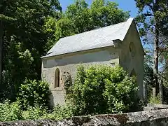 La chapelle située à côté de l'église.