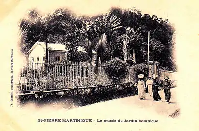 Clôture et musée du jardin botanique vus depuis la route des Trois Ponts.