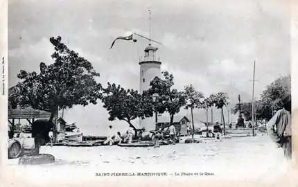 Le phare-sémaphore, le quai de la place Bertin et la fontaine Agnès.