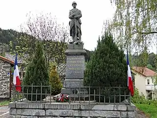 Monument aux morts, situé sur une place, près du chevet de l'église