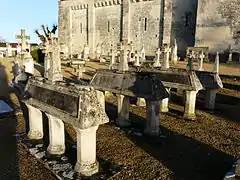 Tombes à chevalets du vieux cimetière.