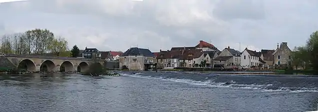 Vue de Saint-Pierre-de-Maillé depuis la rive gauche de la Gartempe.