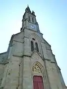 Photographie en couleurs prise au pied du clocher de l'église.