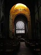 Photographie d'un transept de cathédrale, prise depuis un bras vers l'autre