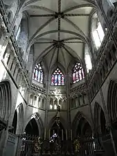 Photographie d'un chevet d'église voûté d'ogives