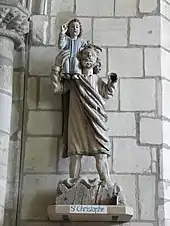 Photographie d'une statue de saint portant un enfant sur son épaule