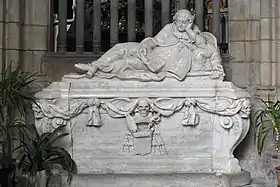 Photographie d'un tombeau surmonté d'une statue couchée sur le côté et accoudée