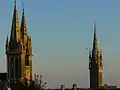 Les tours de la cathédrale Saint-Paul, dressée sur le supposé tombeau du légendaire Conan Mériadec, et le clocher de la collégiale du Kreisker.