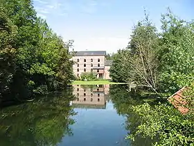 La Roguenette devant le moulin du plateau à Saint-Prest.