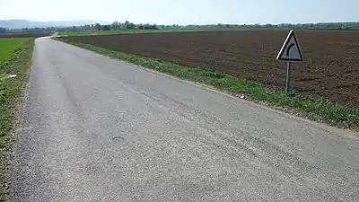 Route avec panneau annonçant un virage à droite