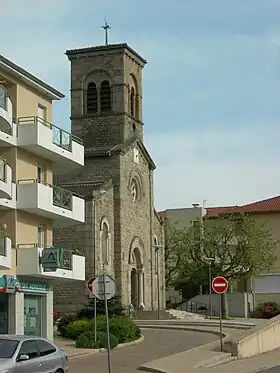 Vue de l'église dans le centre bourg