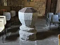 Les fonts baptismaux.