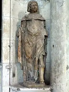Statue d'albâtre représentant un homme chevelu. Les avant-bras sont manquants?