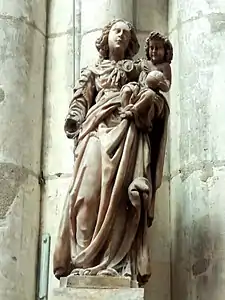 Statue en albâtre représentant une femme tenant dans son bras gauche un garçonnet. L'avant-bras de la femme est manquant.