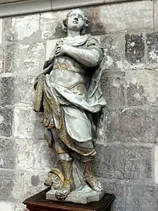 Statue de marbre blanc représentant saint Quentin, vêtu en militaire romain et tenant un livre de la main droite.