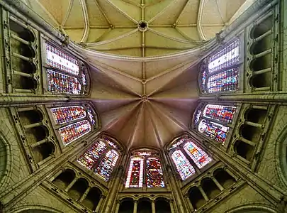 Voûte de l'abside, entourée des verrières des fenêtres hautes de l'abside.