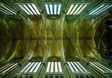 Quatre voûtes sexpartites de la nef, entourées des fenêtres de la claire-voie.