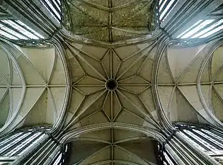 Voûte  du grand transept, en forme de fleur, soutenue par quatre énormes piliers