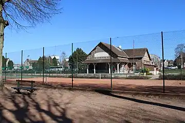 Le Jeu de paume et les terrains de tennis.