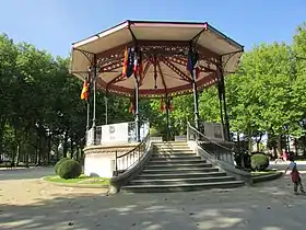 Le kiosque pavoisé.