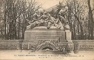 Gros plan sur la sculpture centrale : un bœuf dominant un faucheur  qui aiguise sa faux, embrassé par son fils, son épouse qui lui apporte son repas, à gauche un laboureur et sa charrue, à droite un berger.