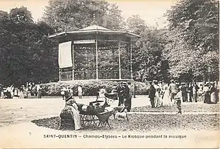 Carte postale de 1905 un jour de concert.