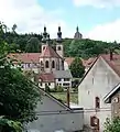 Saint-Quirin : église prieurale avec à l'arrière-plan la Chapelle-Haute.