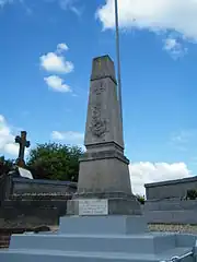 Monument aux morts dans le cimetière.