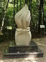 Le monument auprès de la fosse de la compagnie d'Alain-Fournier.