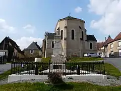 Le monument aux morts et l'église.