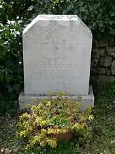 Stèle à la mémoire des deux personnes fusillées le 31 mars 1944.