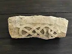 Fragment de frise sur le panneau à l'intérieur de la nef.