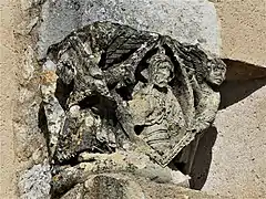 Chapiteau encastré dans le mur de la sacristie : Christ en mandorle entre deux anges.