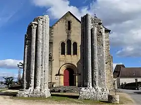 Les vestiges des deux piliers de l'ancienne église devant l'église actuelle.