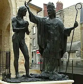 Le Baptême de Clovis, sculpture de Daphné Du Barry rue Saint-Julien (Reims).