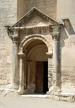 Saint-Restitut : portail à l'antique (Drôme).