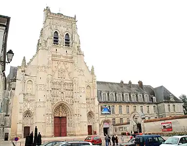 Vue actuelle de l'abbaye de Saint-Riquier (Somme).