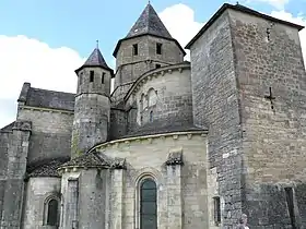 Le chevet de l'église avec sa tour de défense