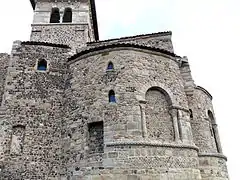 À gauche le croisillon sud du transept, vestige du bâtiment initial, à droite l'élévation extérieure de la crypte et du chevet construits. Au-dessus le clocher construit au-dessus de la croisée du transept